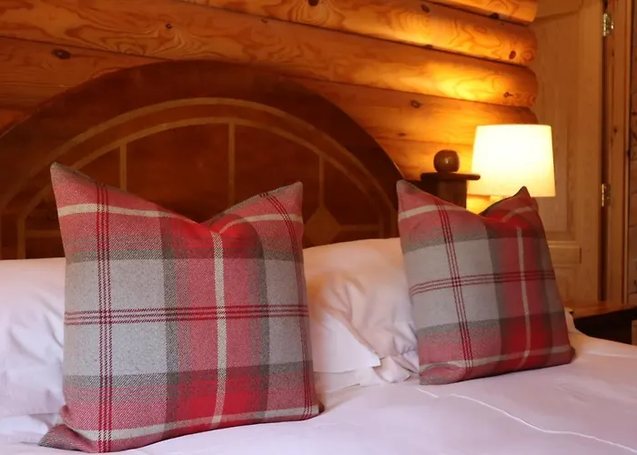Strathisla - Luxury Two Bedroom Log Cabin With Private Hot Tub & Sauna