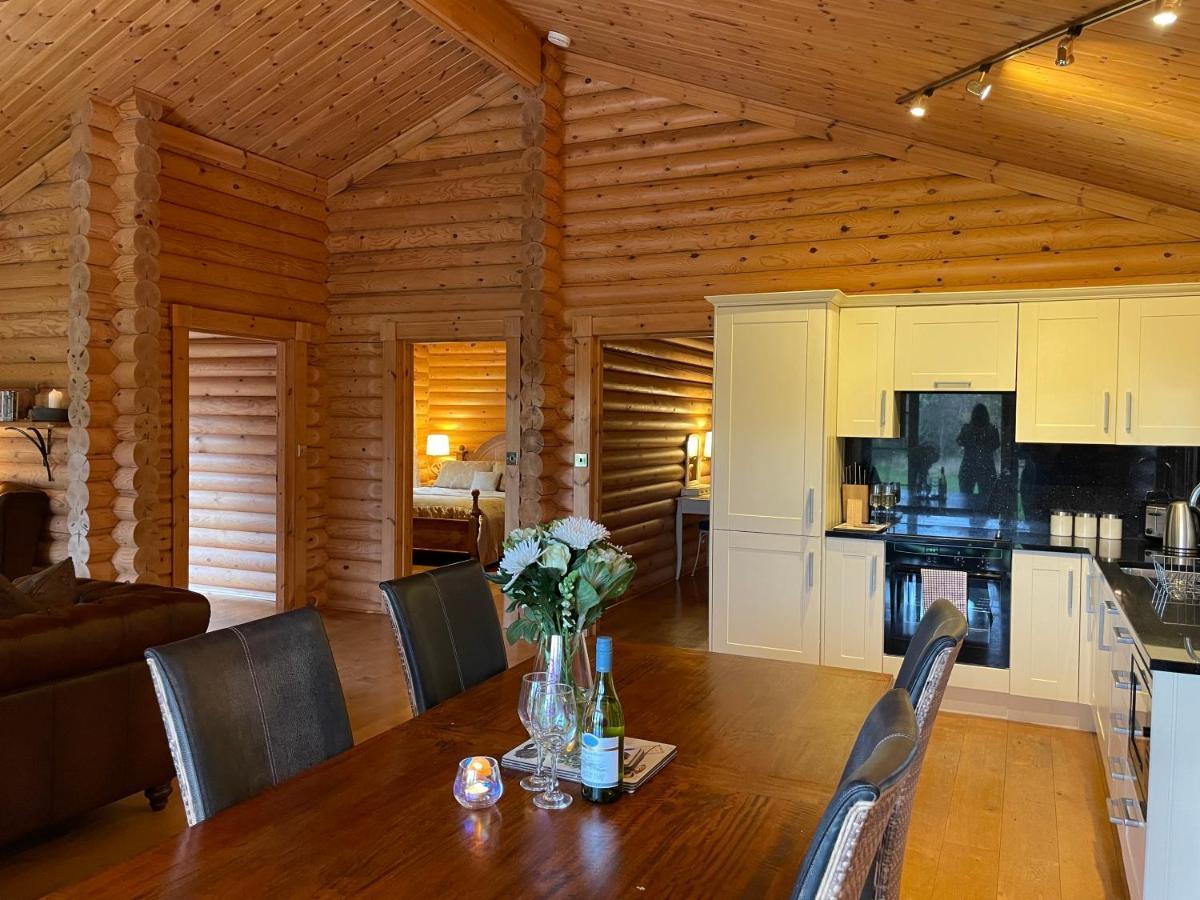 Strathisla - Luxury Two Bedroom Log With Private Hot Tub & Sauna