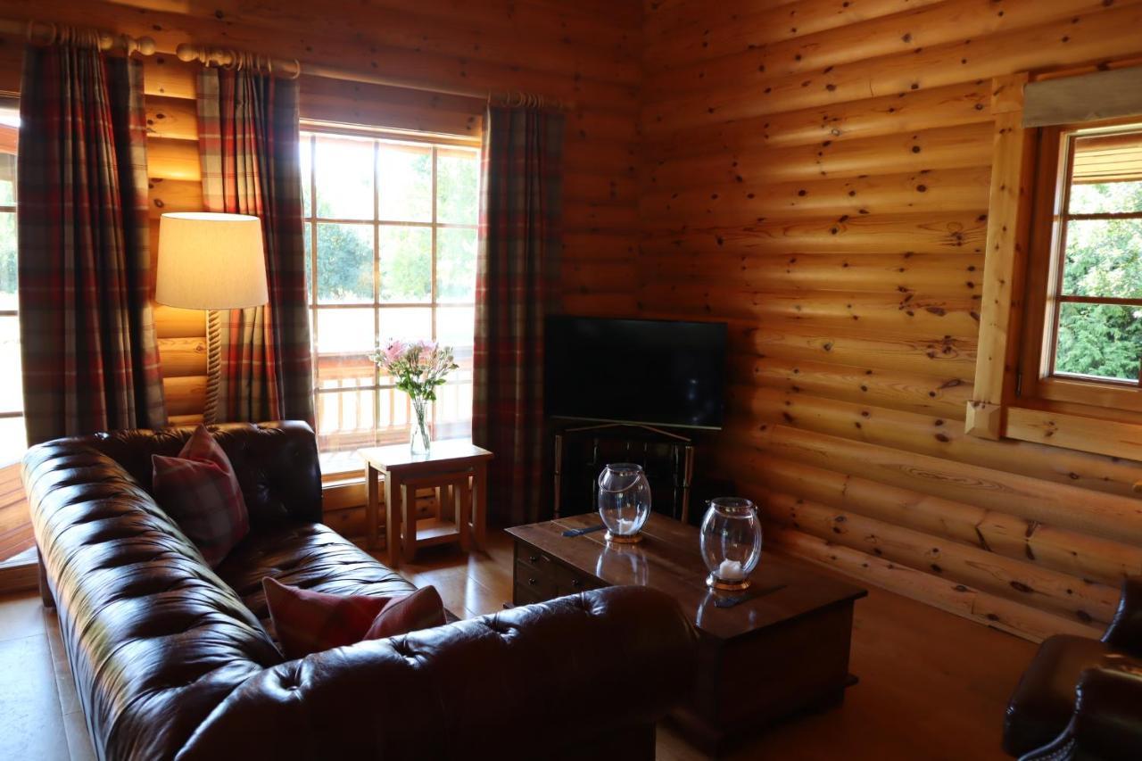 Strathisla - Luxury Two Bedroom Log With Private Hot Tub & Sauna *